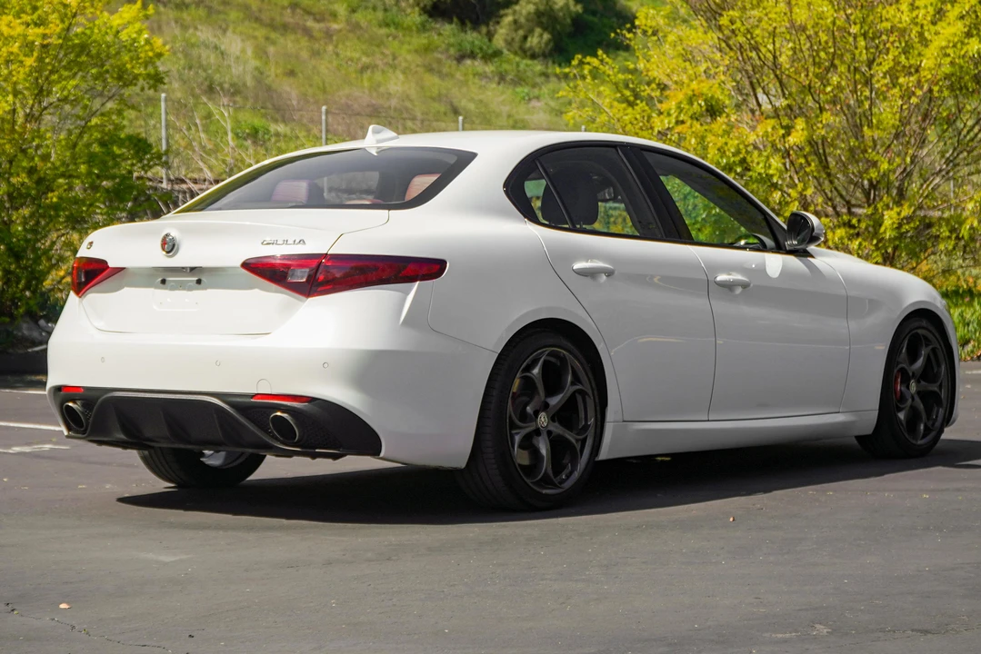 2018 Alfa Romeo Giulia - Image 13 of 31
