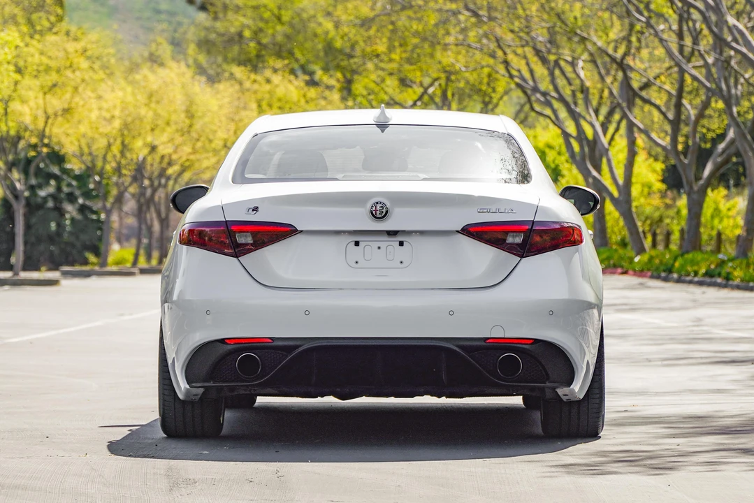2018 Alfa Romeo Giulia - Image 11 of 31