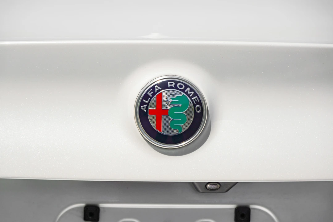 2018 Alfa Romeo Giulia - Image 31 of 31