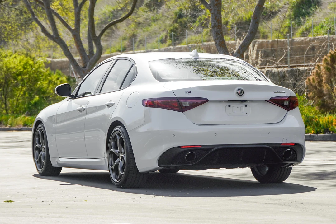 2018 Alfa Romeo Giulia - Image 10 of 31
