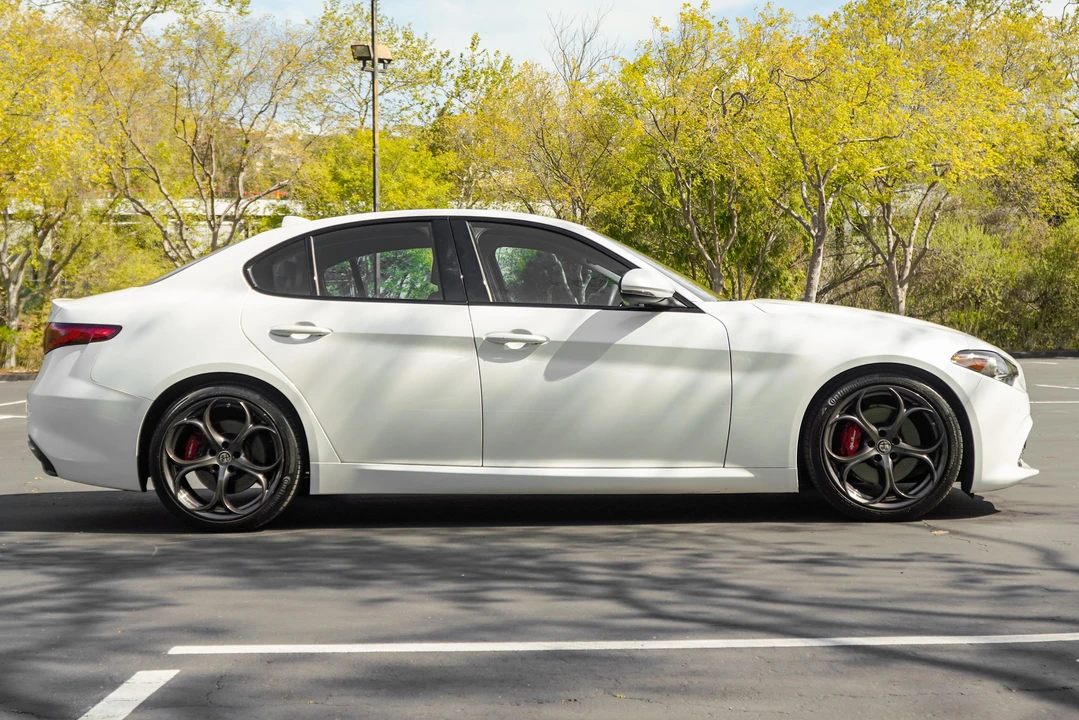 2018 Alfa Romeo Giulia - Image 14 of 31