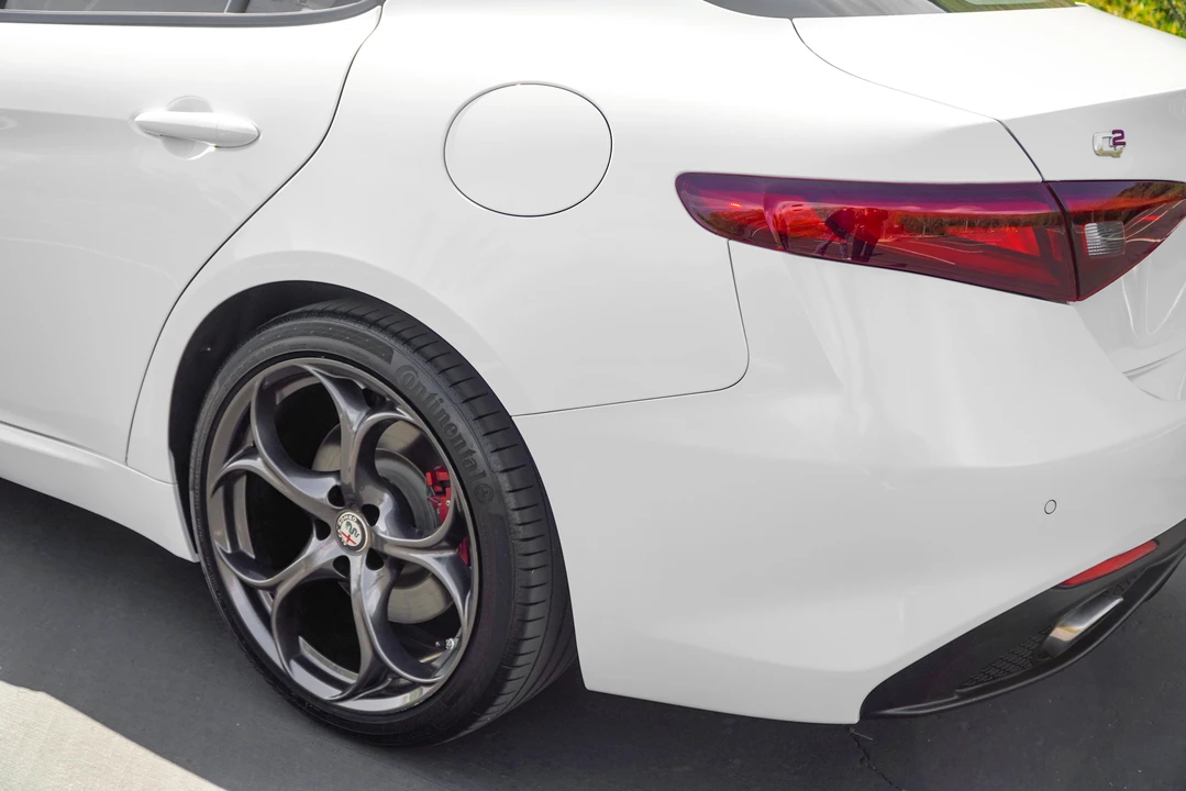 2018 Alfa Romeo Giulia - Image 26 of 31