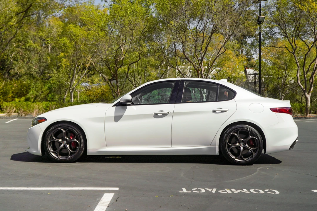 2018 Alfa Romeo Giulia - Image 9 of 31