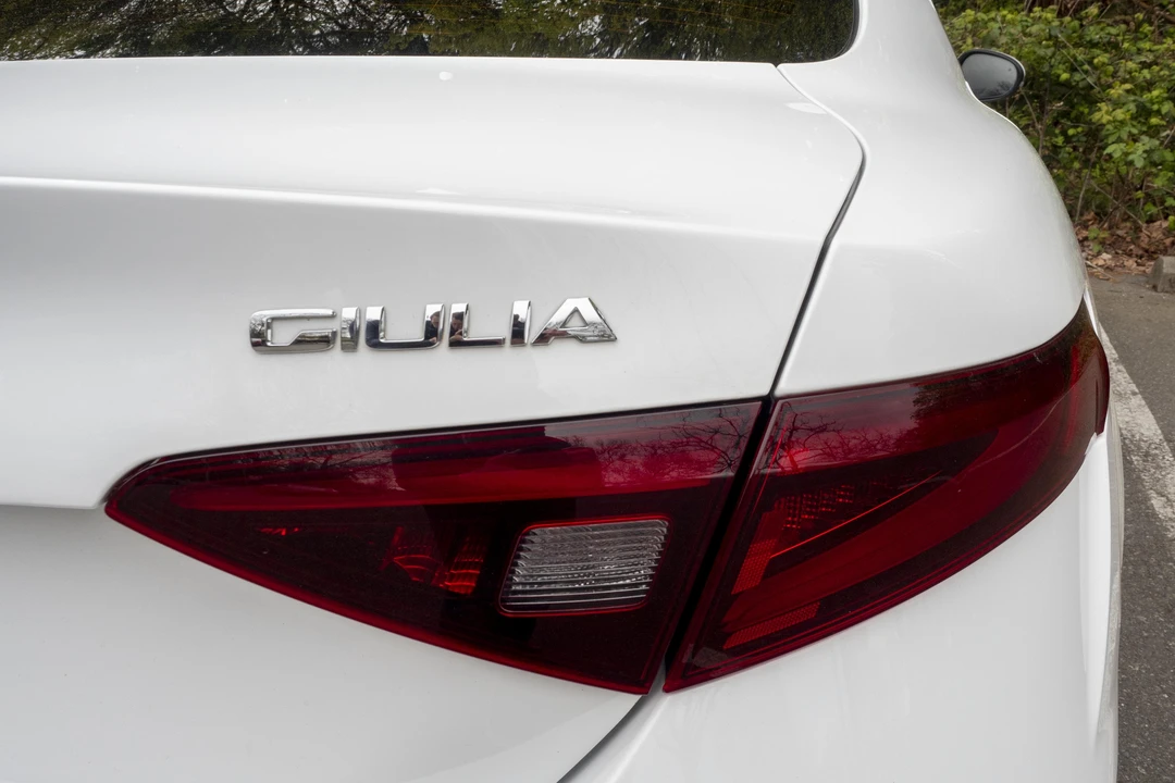 2018 Alfa Romeo Giulia - Image 27 of 31