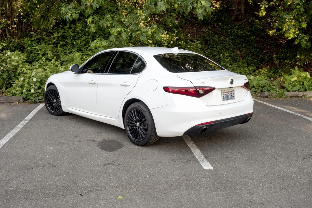 2018 Alfa Romeo Giulia - Image 11 of 31