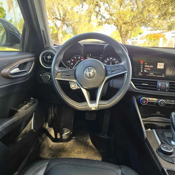 2018 Alfa Romeo Giulia - Image 13 of 16