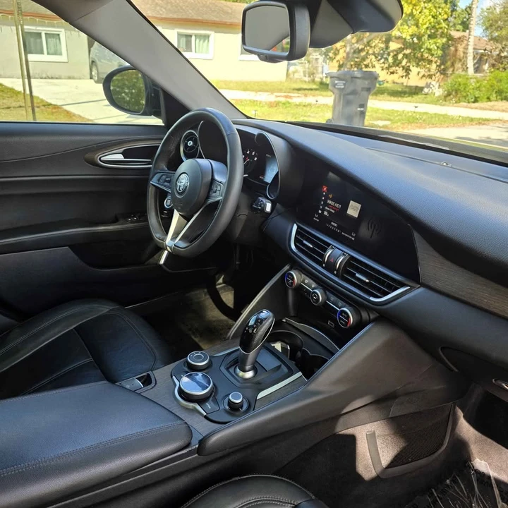 2018 Alfa Romeo Giulia - Image 16 of 16