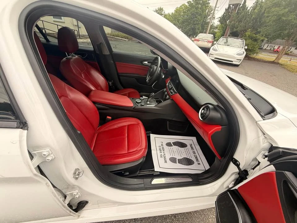 2018 Alfa Romeo Giulia - Image 14 of 15