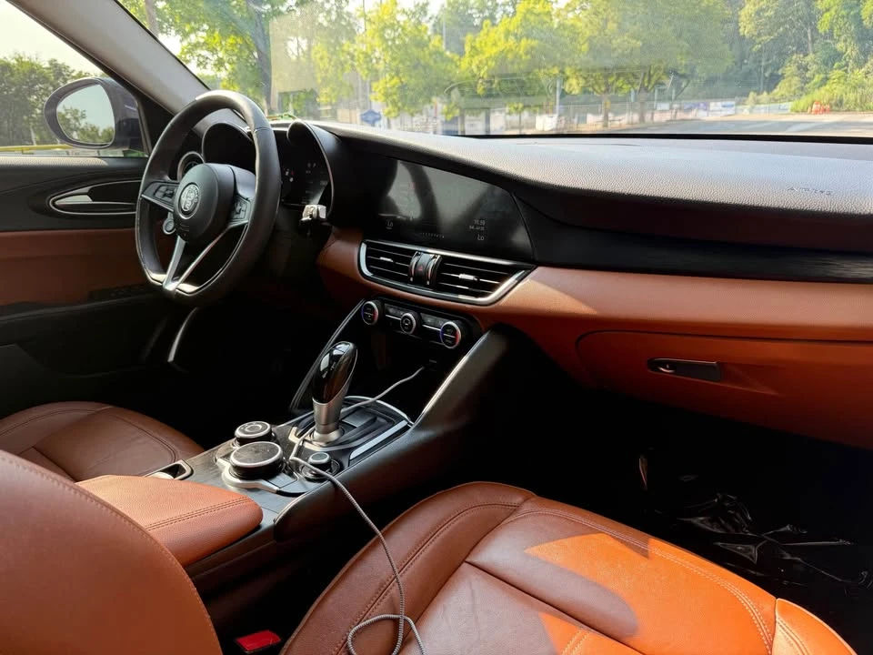 2018 Alfa Romeo Giulia - Image 12 of 20