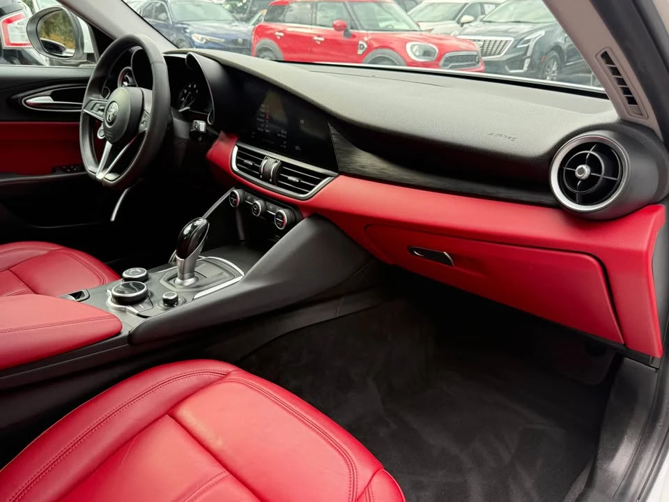 2018 Alfa Romeo Giulia - Image 15 of 19