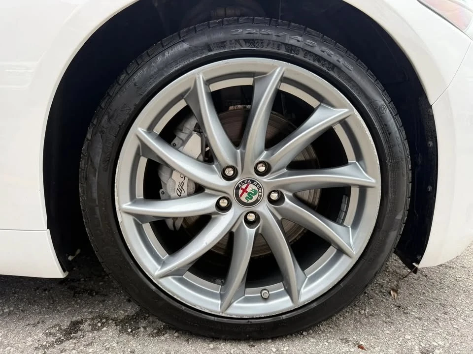 2018 Alfa Romeo Giulia - Image 15 of 16