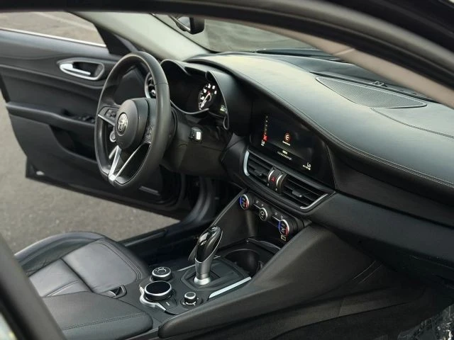 2018 Alfa Romeo Giulia - Image 15 of 25