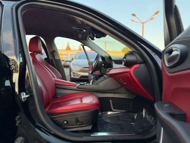 2018 Alfa Romeo Giulia - Image 13 of 21