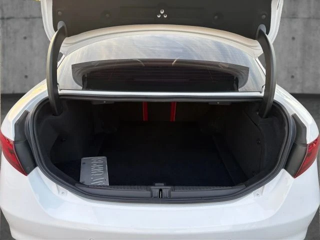 2018 Alfa Romeo Giulia - Image 13 of 21