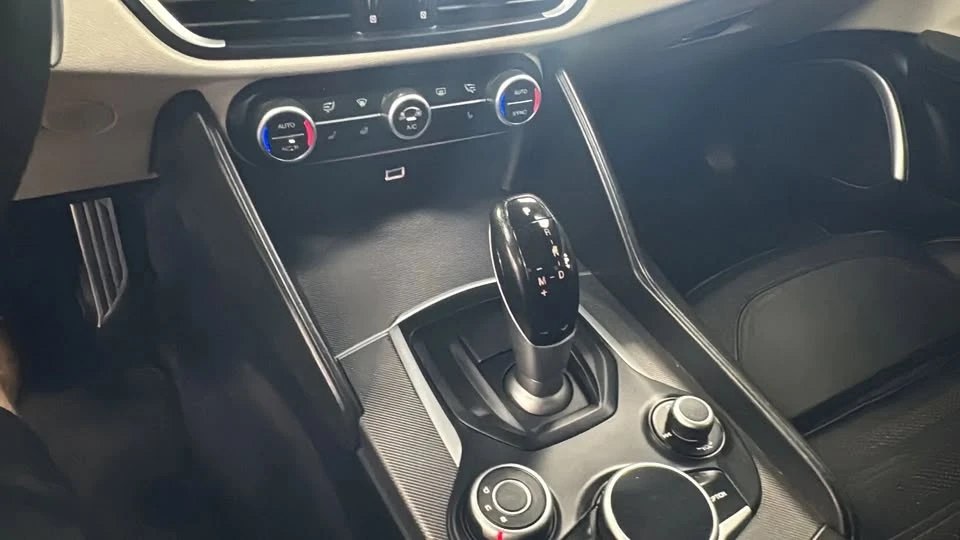 2018 Alfa Romeo Giulia - Image 16 of 20