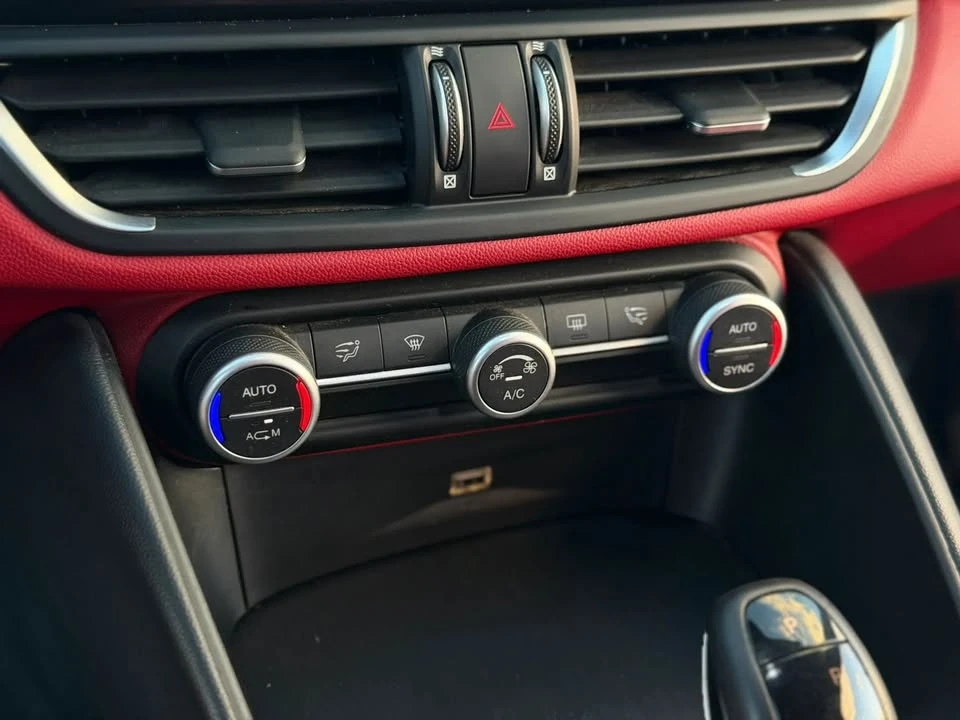2018 Alfa Romeo Giulia - Image 17 of 20