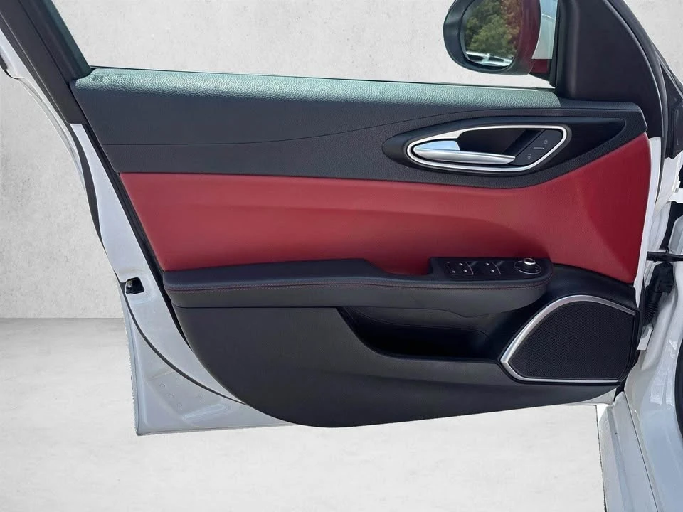 2018 Alfa Romeo Giulia - Image 5 of 16