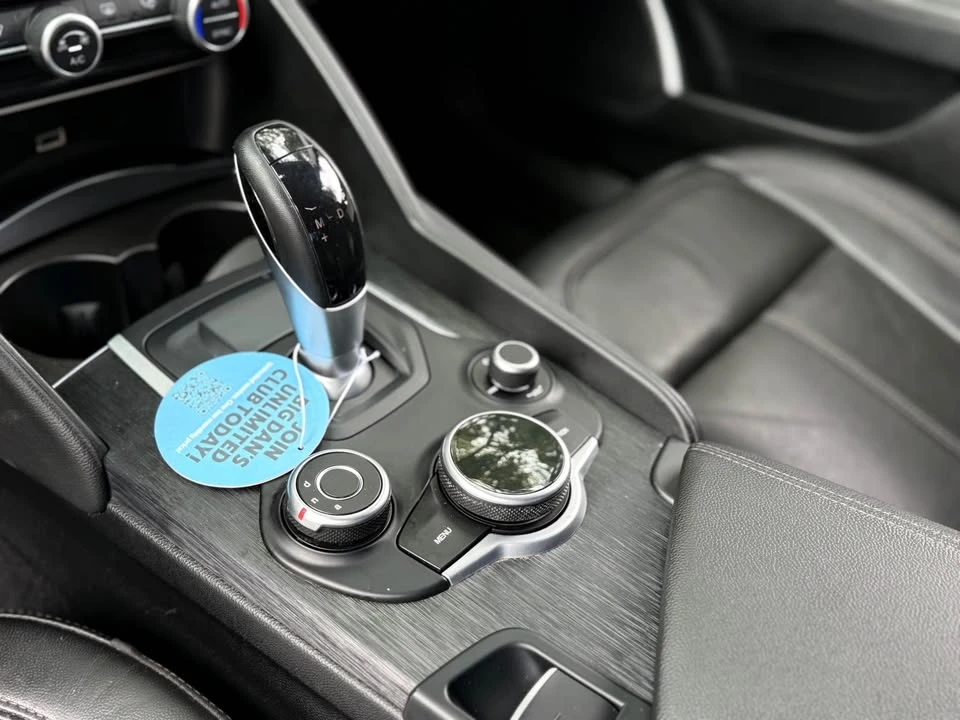 2018 Alfa Romeo Giulia - Image 15 of 19