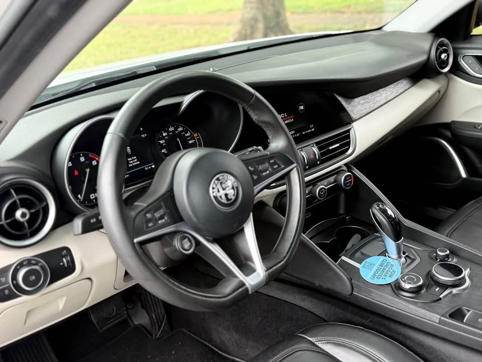 2018 Alfa Romeo Giulia - Image 14 of 19