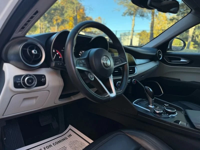 2018 Alfa Romeo Giulia - Image 15 of 20