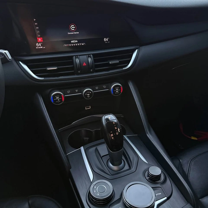 2018 Alfa Romeo Giulia - Image 13 of 15