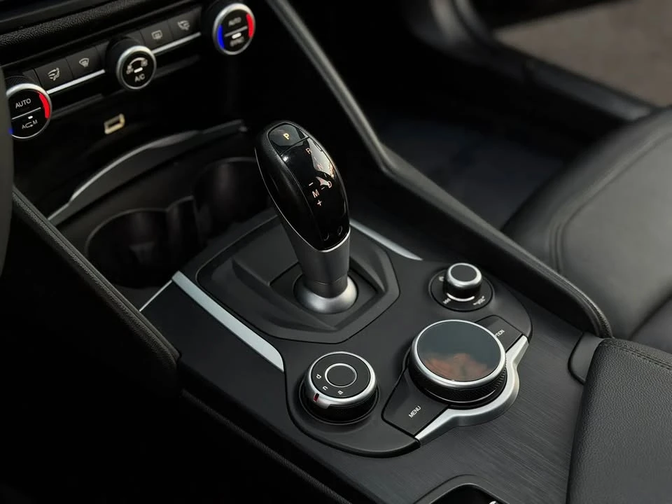 2018 Alfa Romeo Giulia - Image 15 of 20
