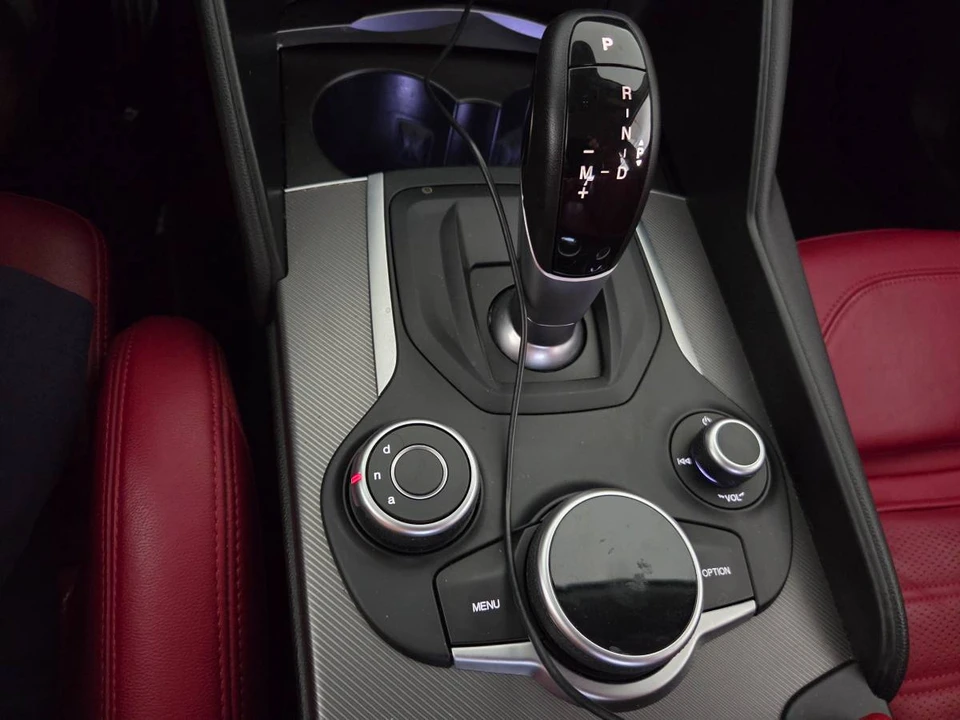 2018 Alfa Romeo Giulia - Image 16 of 22