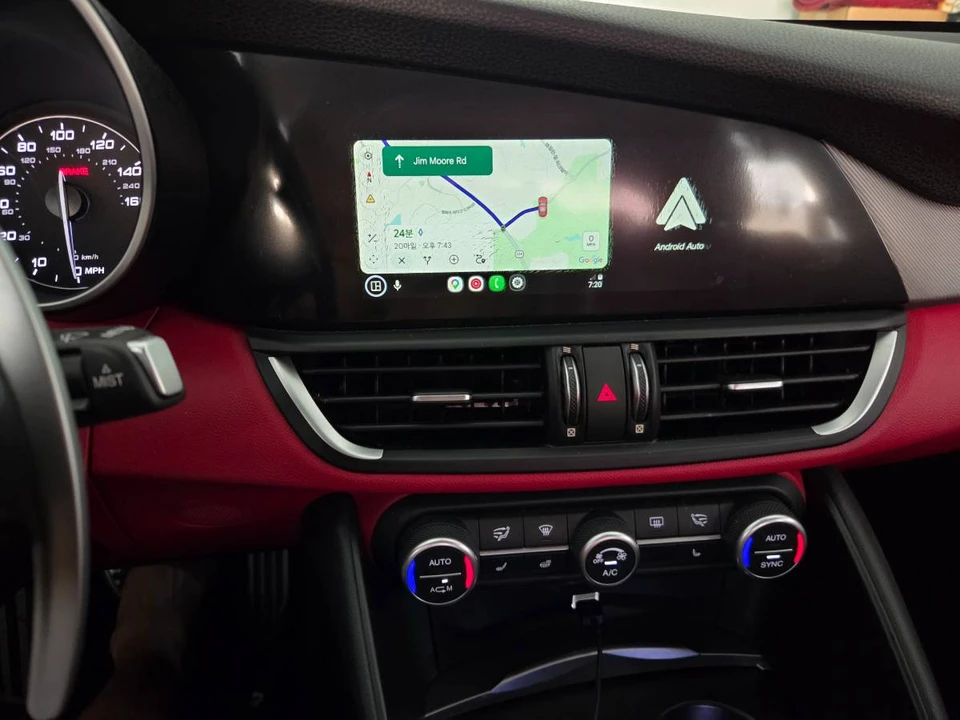 2018 Alfa Romeo Giulia - Image 15 of 22