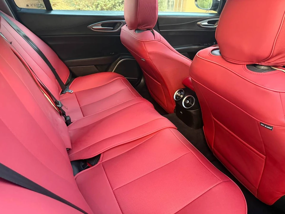 2018 Alfa Romeo Giulia - Image 15 of 21