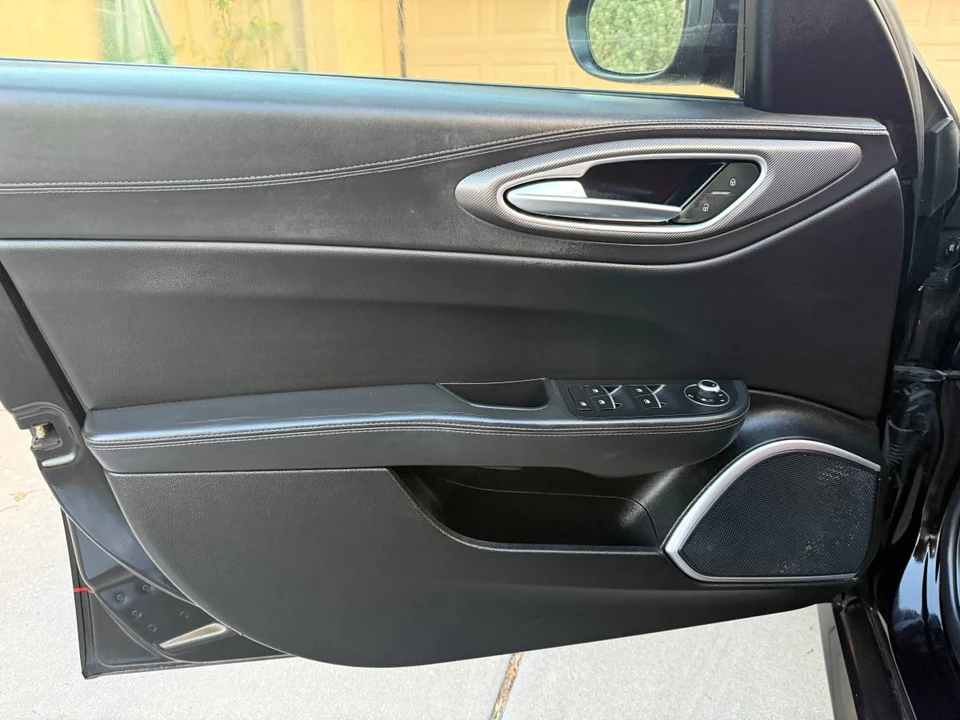 2018 Alfa Romeo Giulia - Image 16 of 21