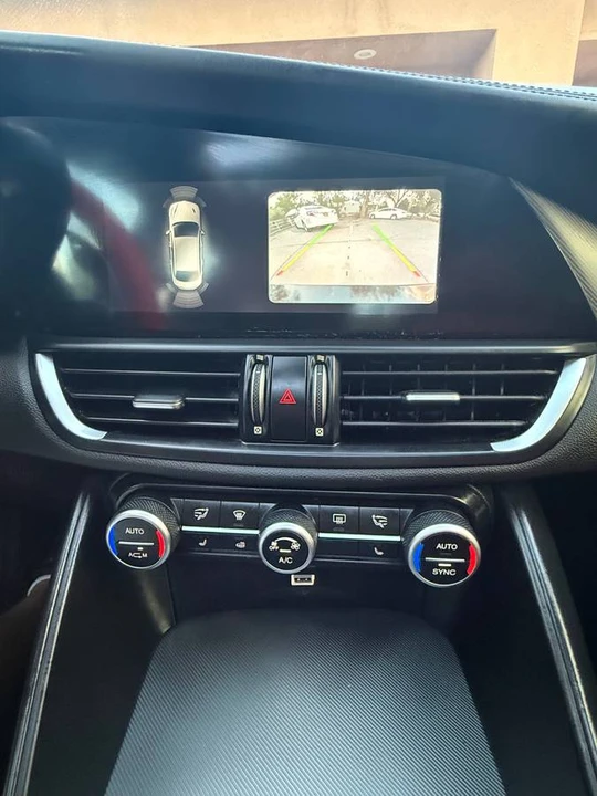 2018 Alfa Romeo Giulia - Image 17 of 21