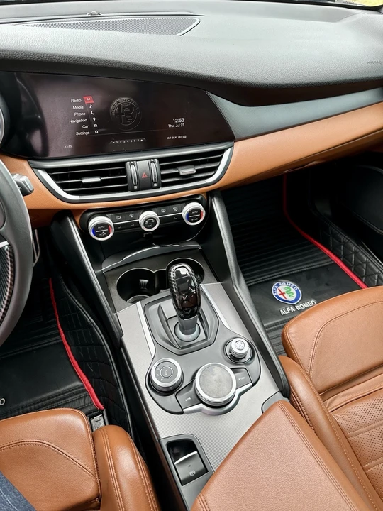 2018 Alfa Romeo Giulia - Image 16 of 21