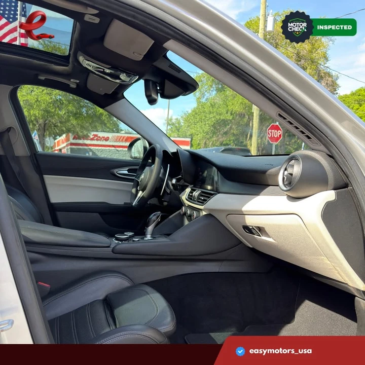 2018 Alfa Romeo Giulia - Image 15 of 18