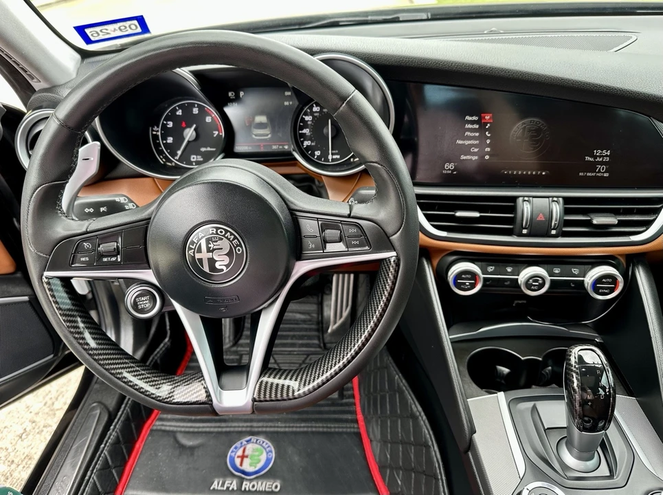 2018 Alfa Romeo Giulia - Image 16 of 27