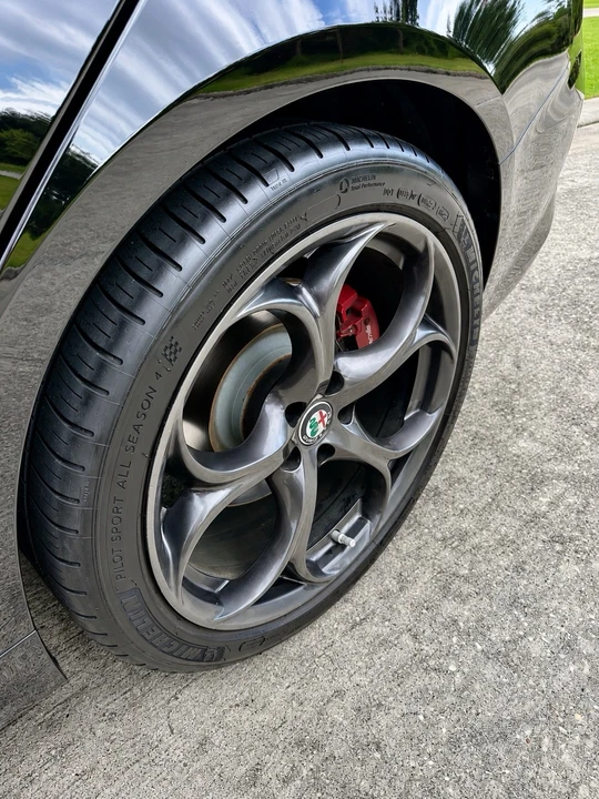 2018 Alfa Romeo Giulia - Image 13 of 27