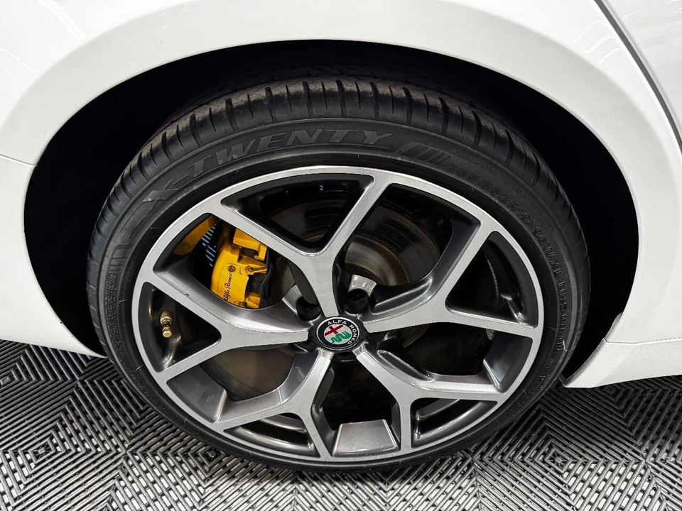 2018 Alfa Romeo Giulia - Image 17 of 21