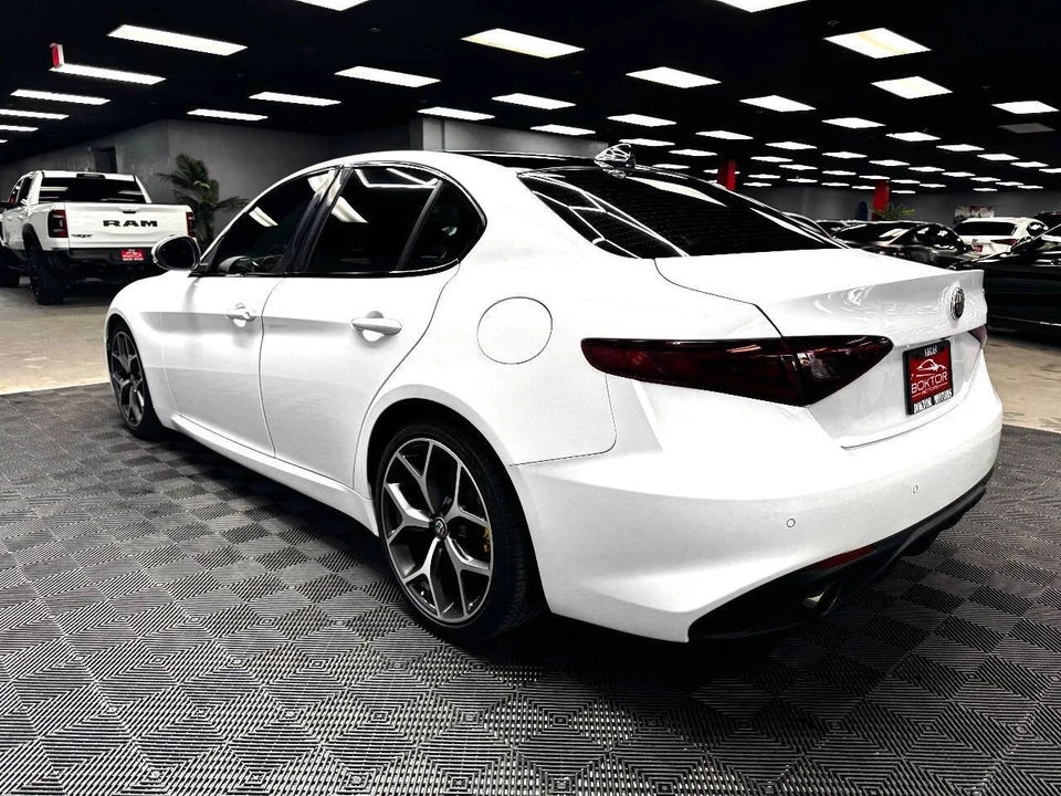 2018 Alfa Romeo Giulia - Image 9 of 21