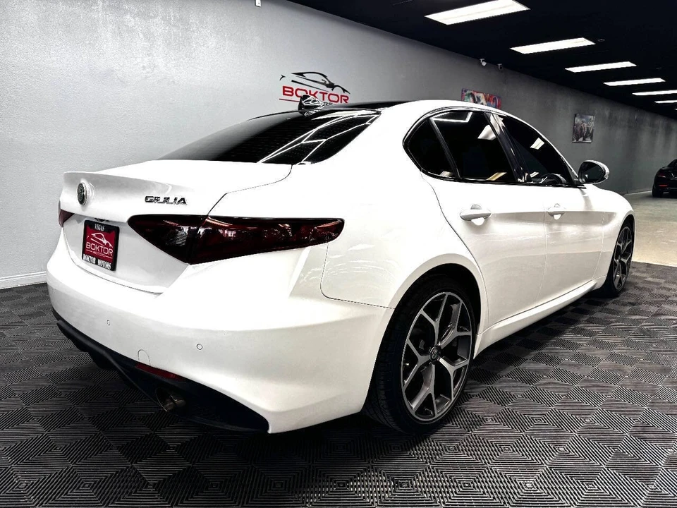 2018 Alfa Romeo Giulia - Image 13 of 21