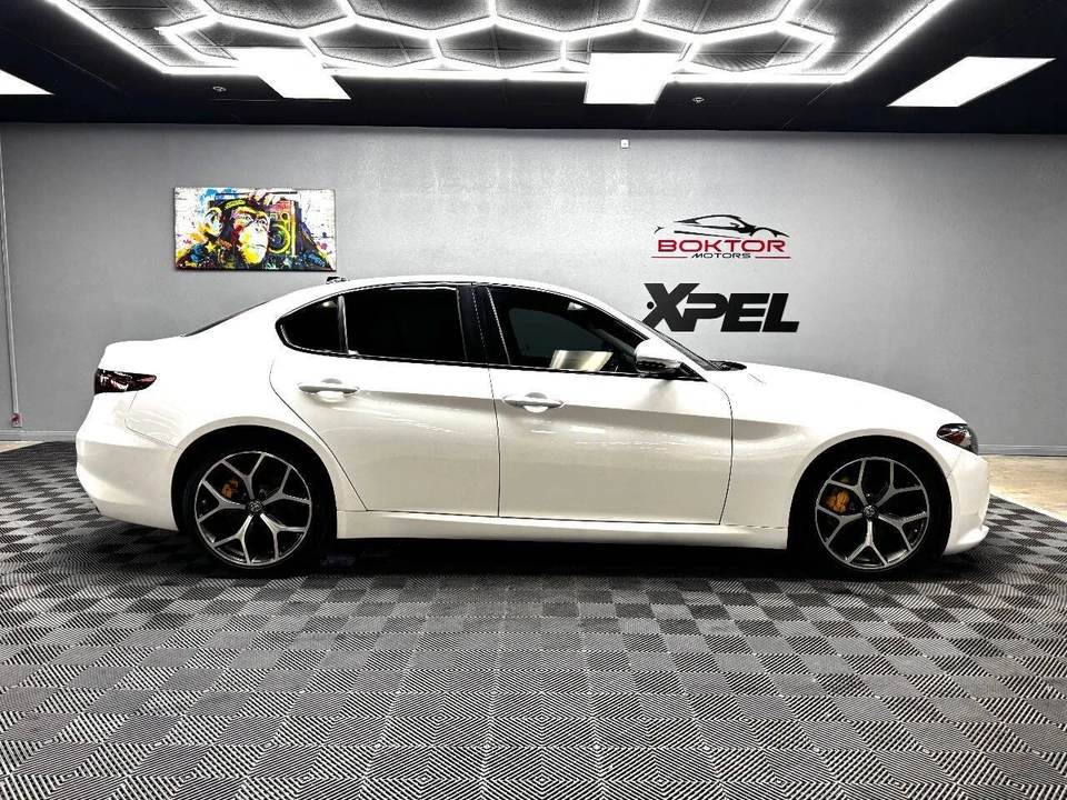 2018 Alfa Romeo Giulia - Image 15 of 21
