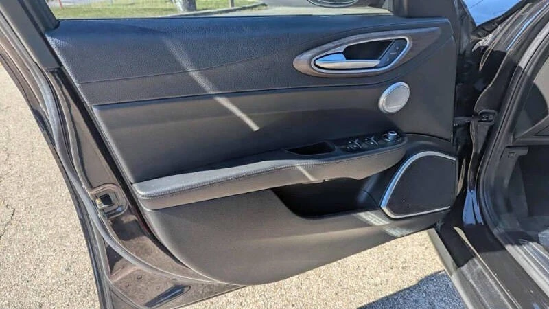 2018 Alfa Romeo Giulia - Image 13 of 16