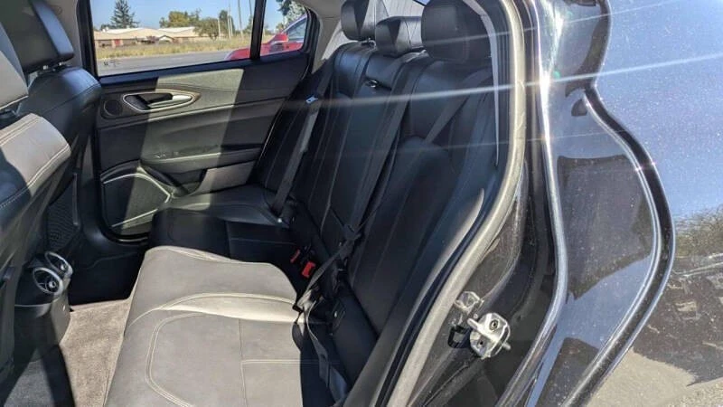 2018 Alfa Romeo Giulia - Image 15 of 16
