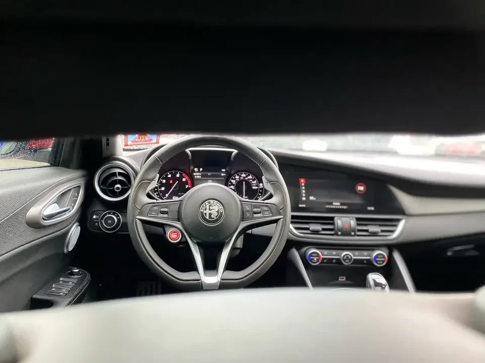 2018 Alfa Romeo Giulia - Image 19 of 19