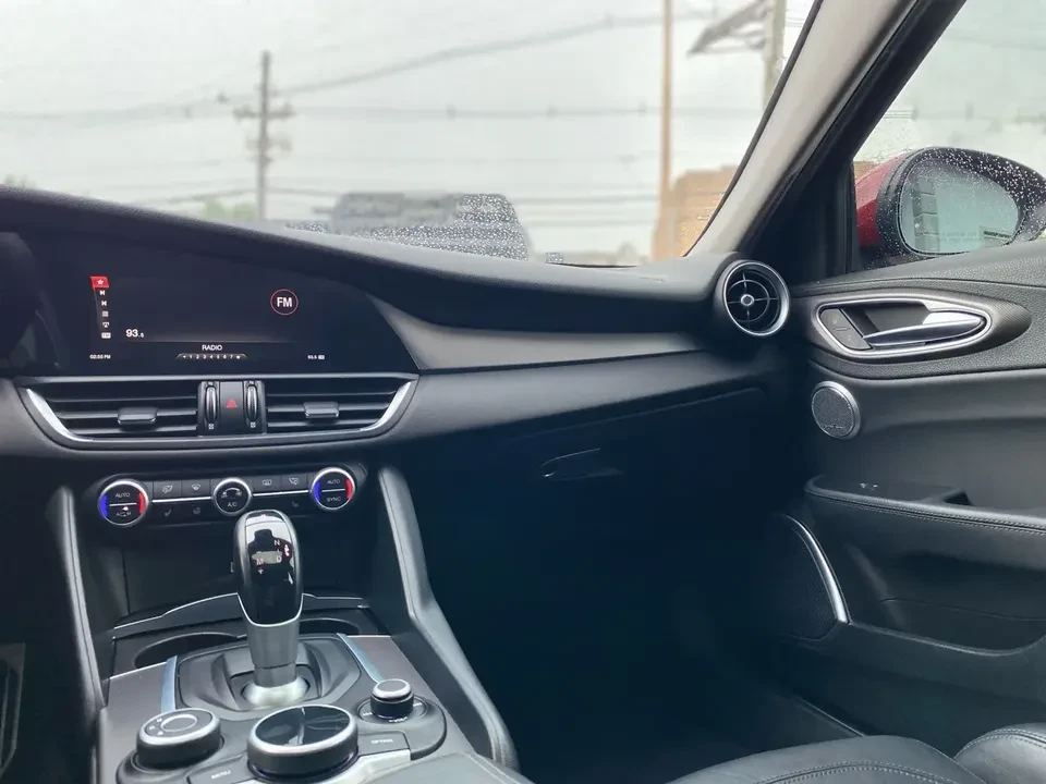 2018 Alfa Romeo Giulia - Image 17 of 19