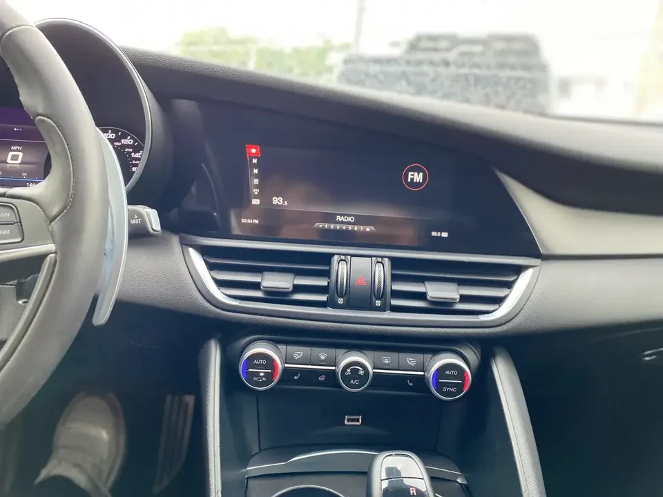 2018 Alfa Romeo Giulia - Image 15 of 19