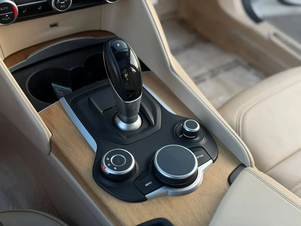 2018 Alfa Romeo Giulia - Image 15 of 20