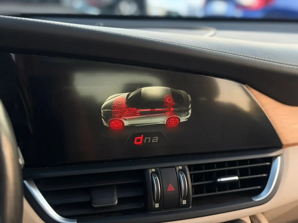 2018 Alfa Romeo Giulia - Image 16 of 20