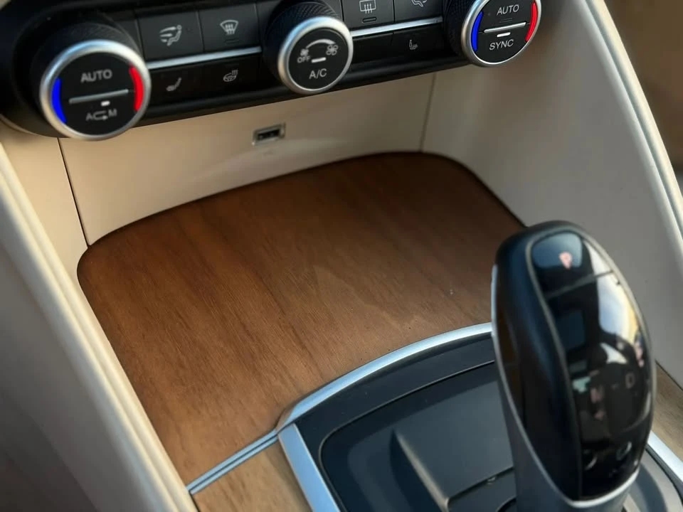 2018 Alfa Romeo Giulia - Image 17 of 20