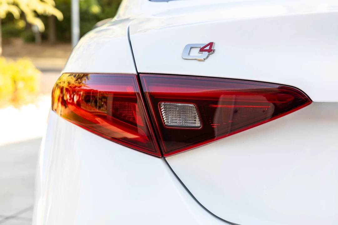 2018 Alfa Romeo Giulia - Image 27 of 31