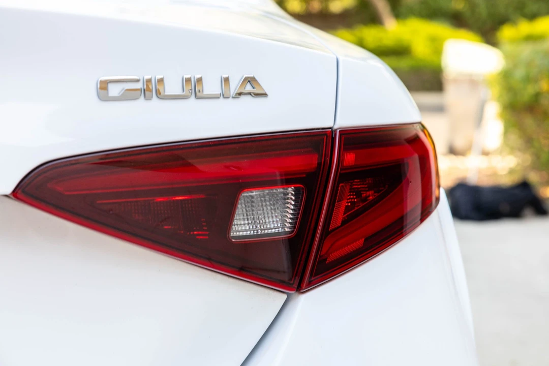 2018 Alfa Romeo Giulia - Image 28 of 31