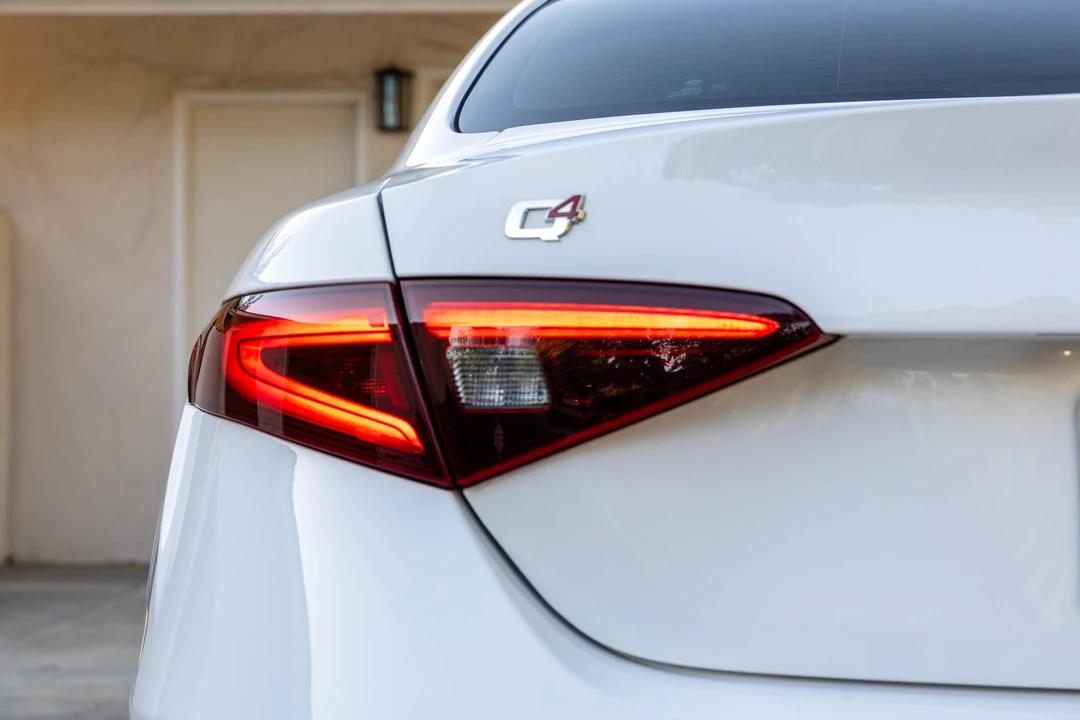 2018 Alfa Romeo Giulia - Image 25 of 31